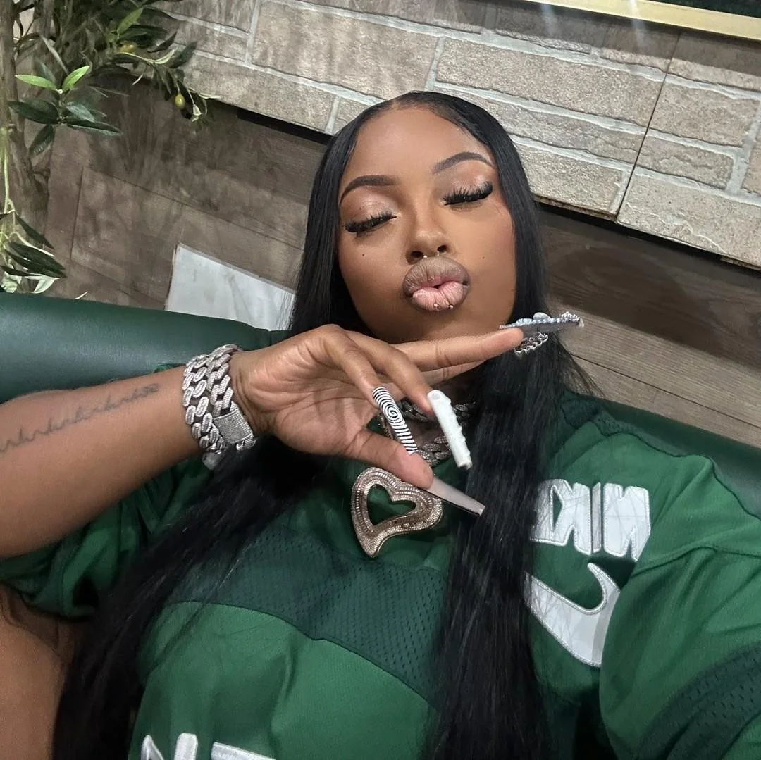 Who on this site can show me the best tribute of these Hoodrat Holly videos and photos? image 24