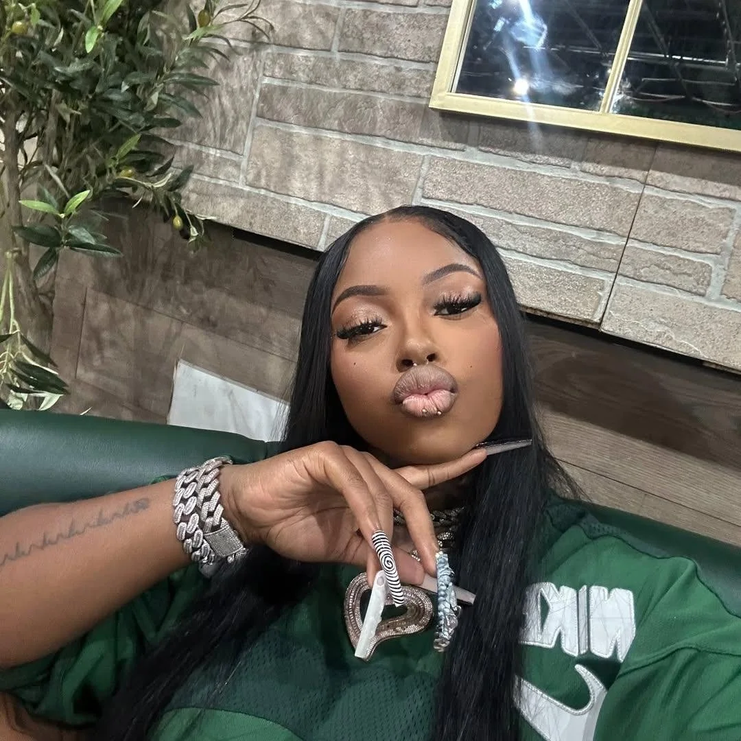 Who on this site can show me the best tribute of these Hoodrat Holly videos and photos? image 25