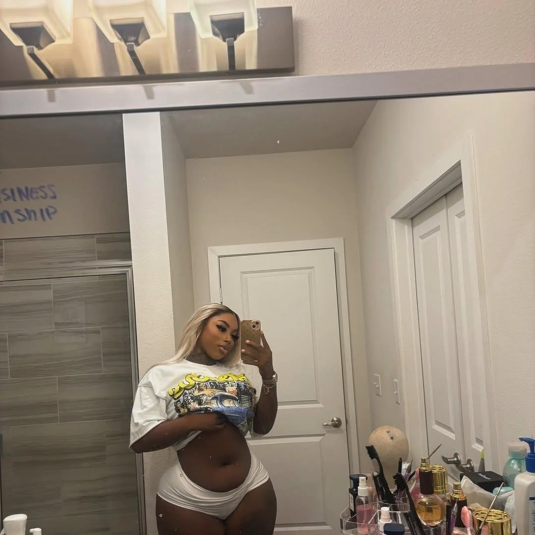 Who on this site can show me the best tribute of these Hoodrat Holly videos and photos? image 40