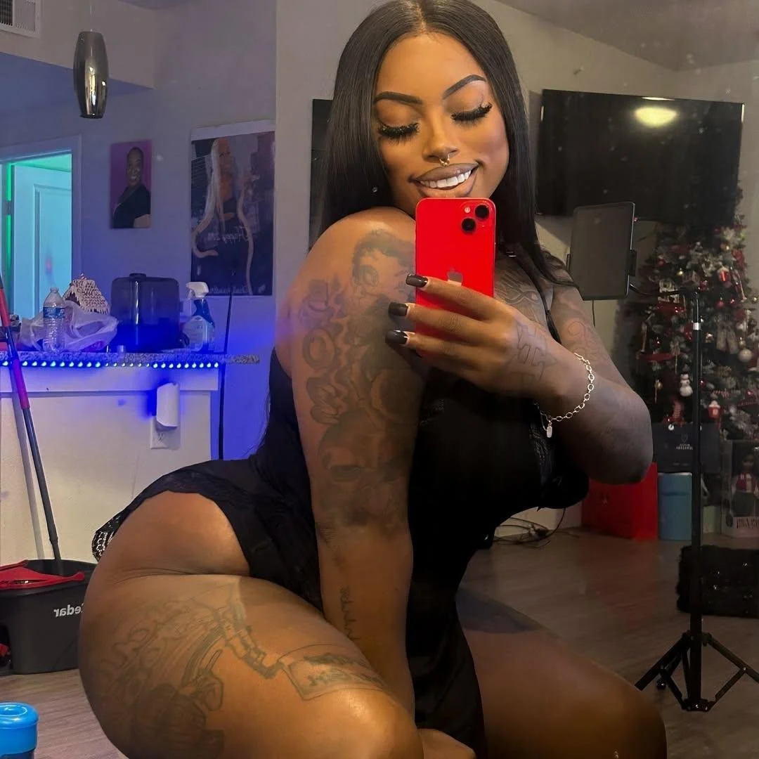 Who on this site can show me the best tribute of these Hoodrat Holly videos and photos? image 6