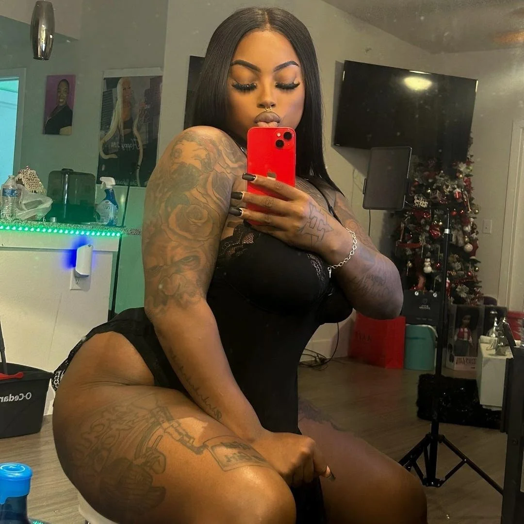 Who on this site can show me the best tribute of these Hoodrat Holly videos and photos? image 7