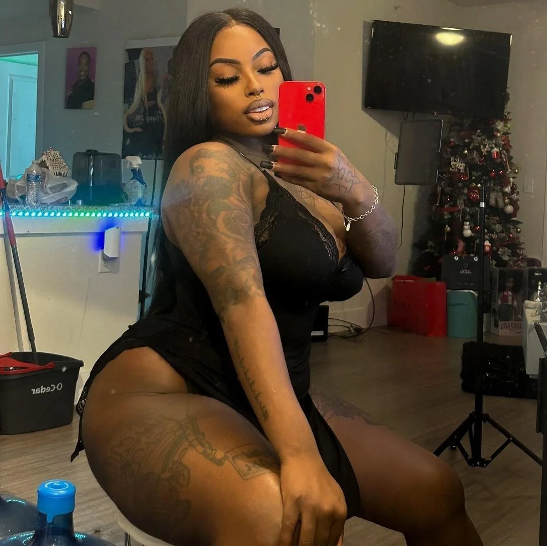 Who on this site can show me the best tribute of these Hoodrat Holly videos and photos? image 8