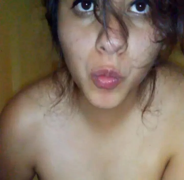 Mi putita novia chichona manda besitos y no le da pena que la grabé para quemarla con sus amigos image 1