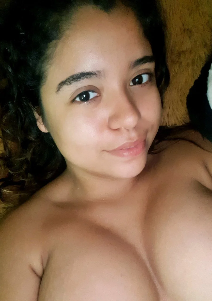 Elizabeth colegiala tetona chupando junto a su hermana image 13
