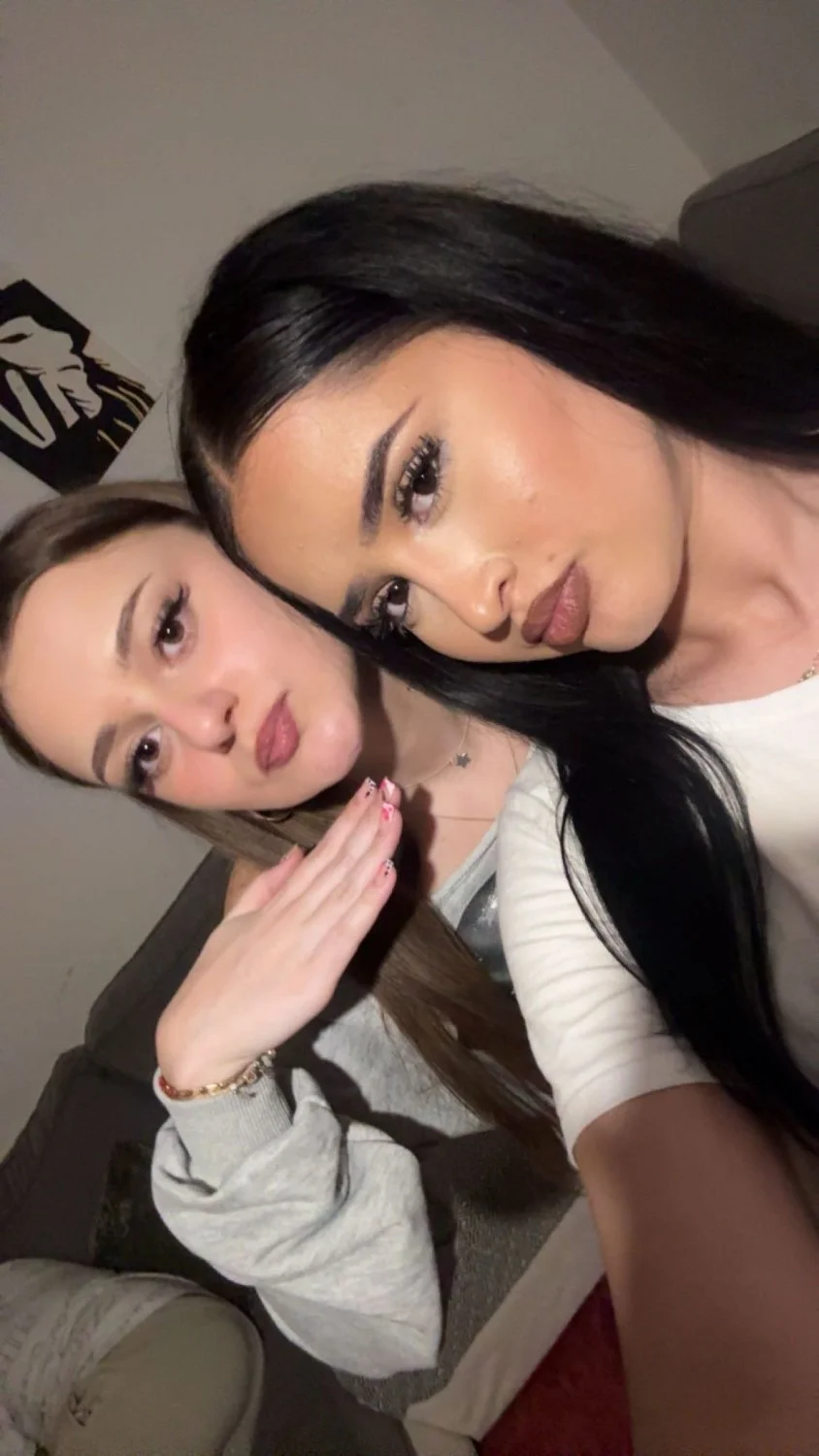 Jerking off next to Sis in law and her friend image 2
