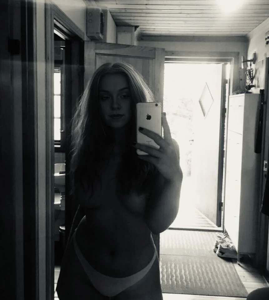 20 yr old Eryn exposed image 2