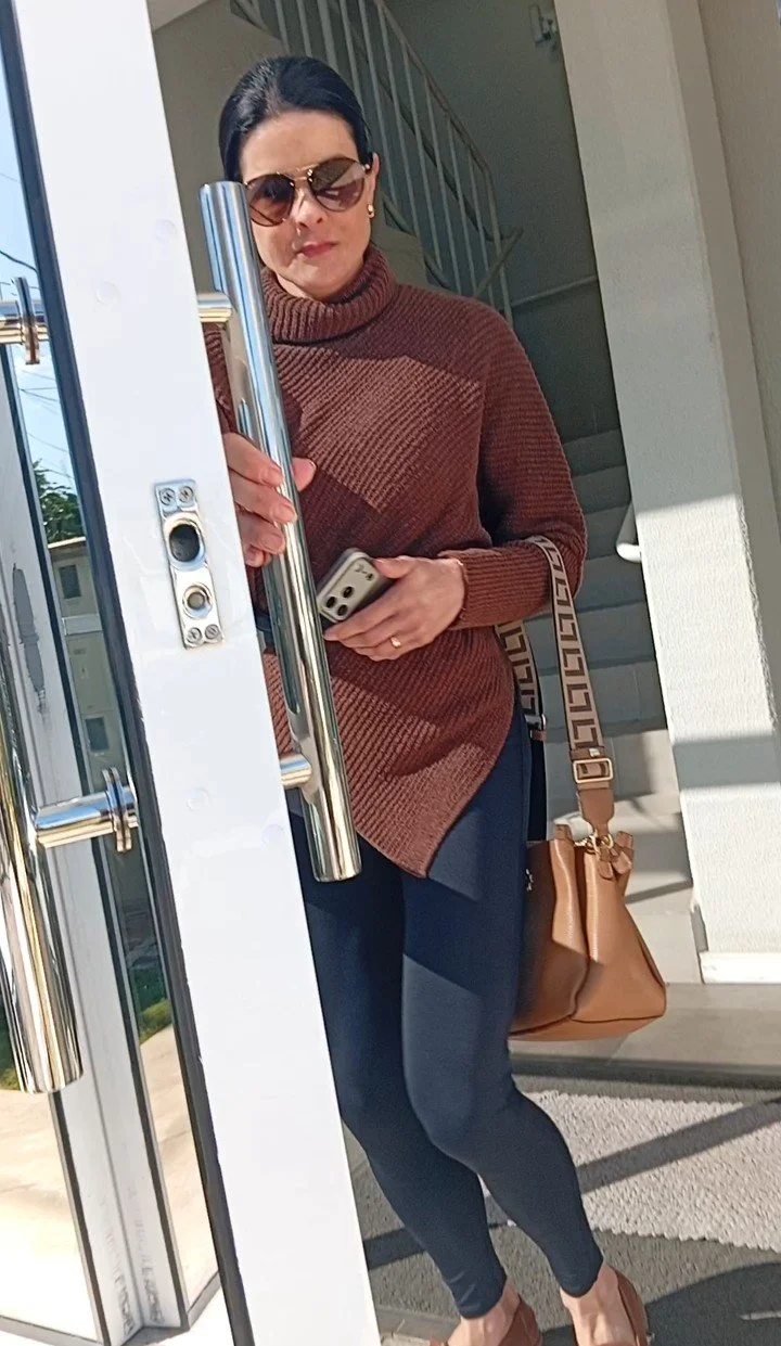 Voyeur da gostosa casada chegando em casa image 11
