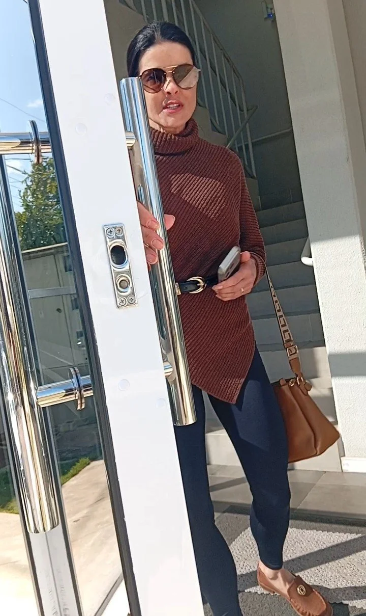 Voyeur da gostosa casada chegando em casa image 12