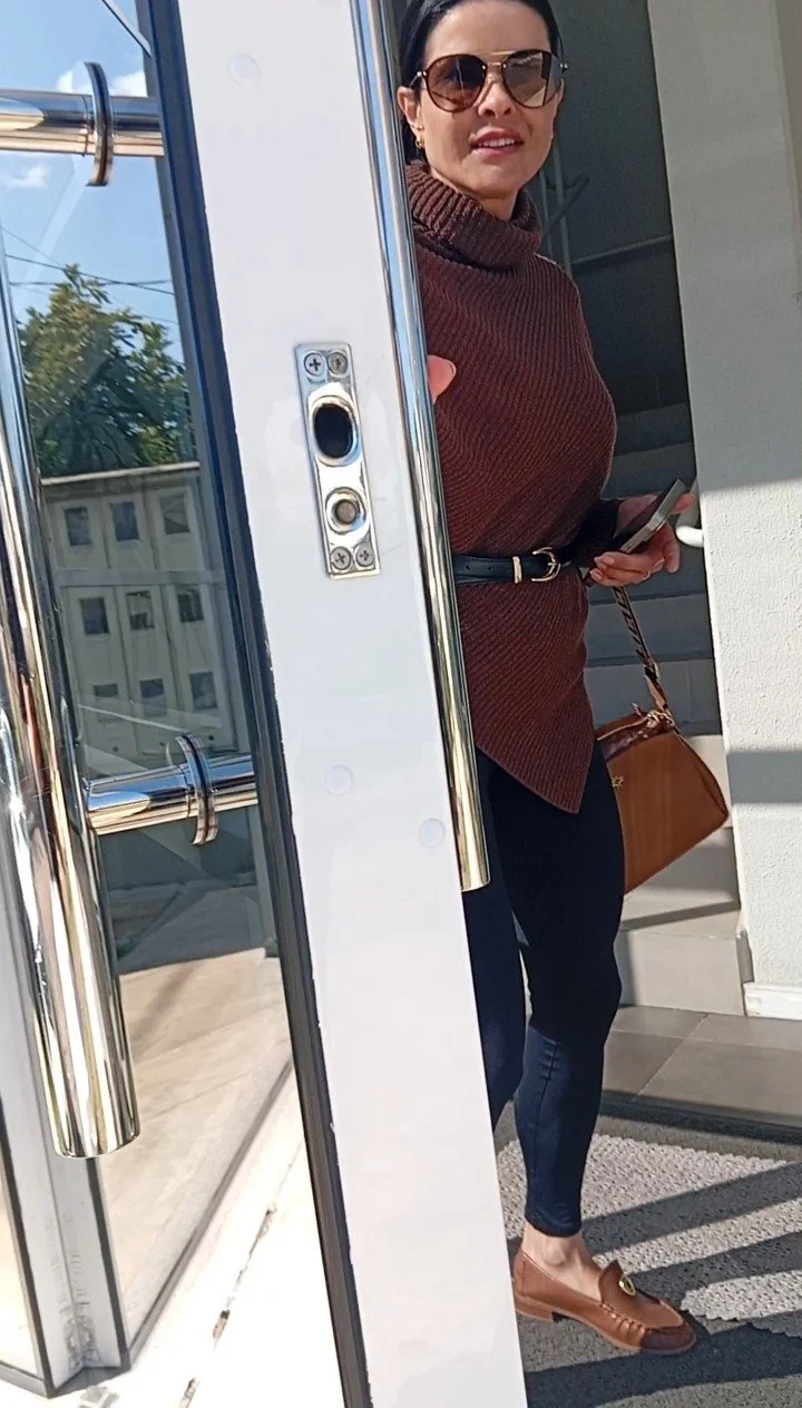 Voyeur da gostosa casada chegando em casa image 13