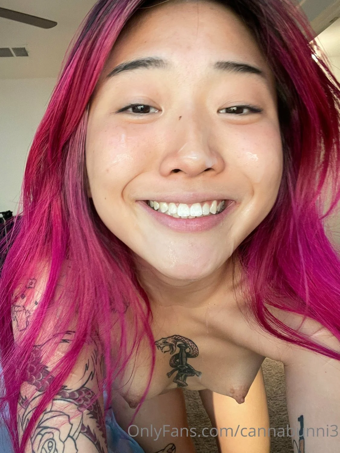 Japinha linda de cabelo rosa dando a buceta image 2