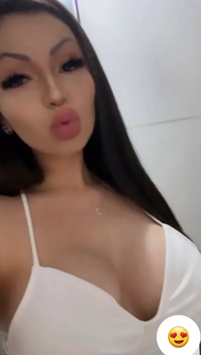 Japa morena peituda gostosa e safada cover image