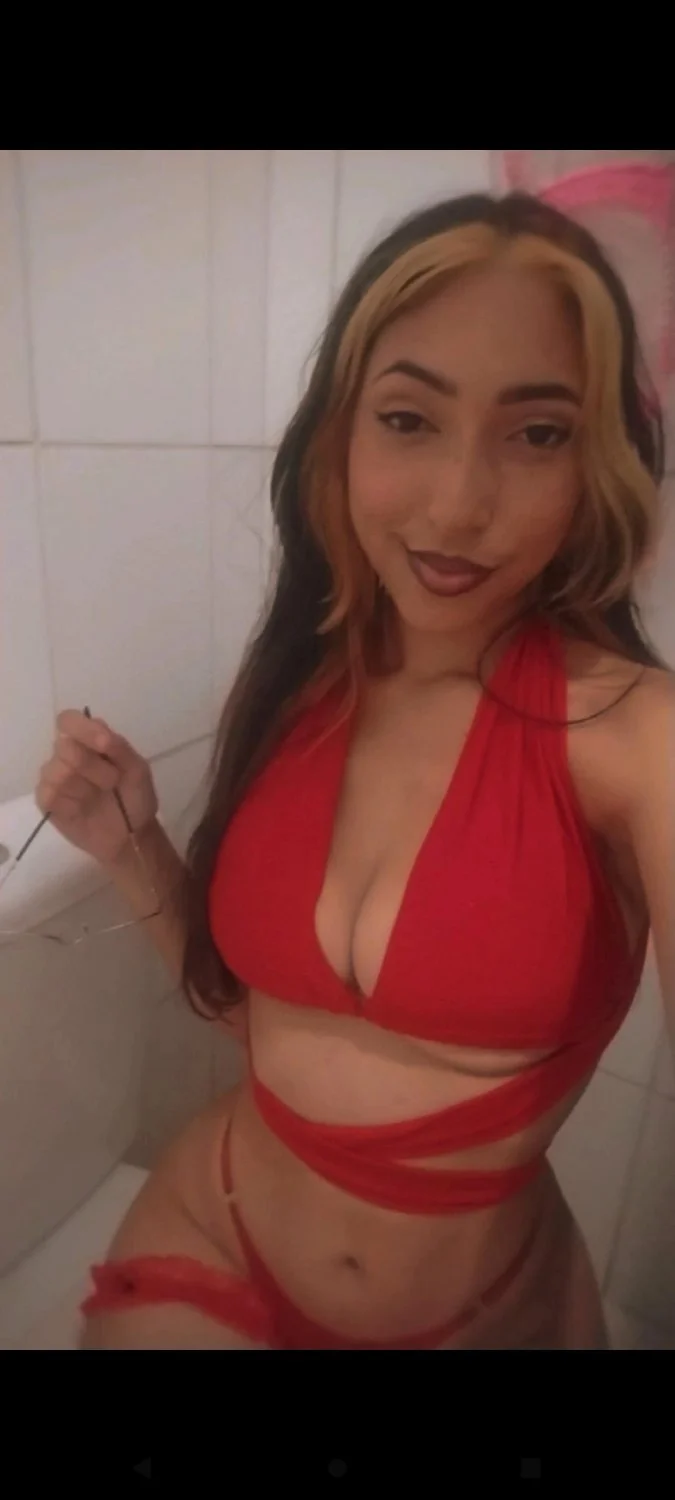 Mell Rosa safada de lingerie vermelha image 2