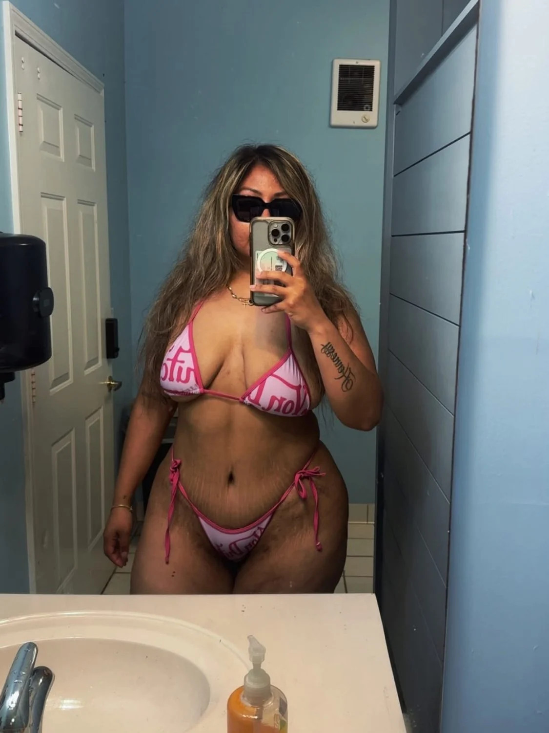 Sexy latina image 4
