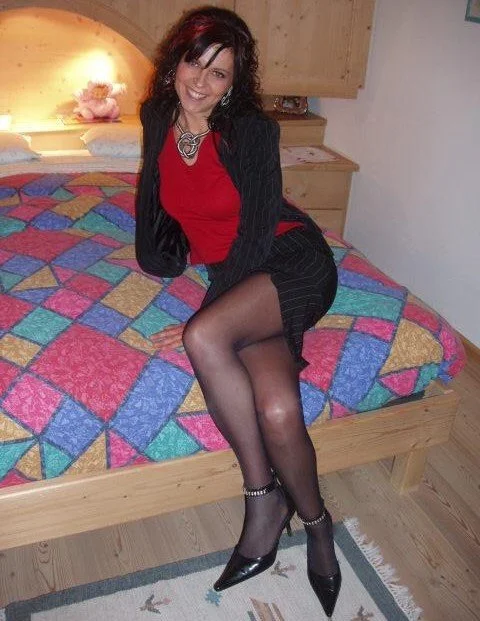 Retro Shy Wife image 3
