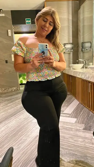 La señora Mari Gonzalez mty se ve que es bien caliente aunque no aparente cover image