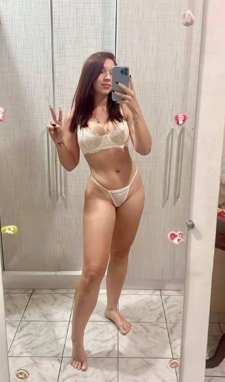 Professora de inglês olhando o cuzinho da amiga image 2