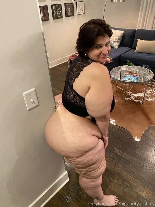 Hottest GILF (before ozempic) pics image 19