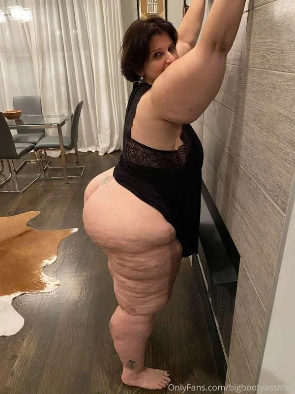 Hottest GILF (before ozempic) pics image 25