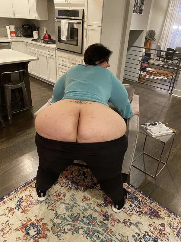 Hottest GILF (before ozempic) pics image 3