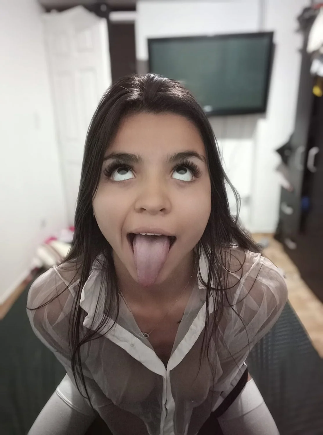 Dos flacas venezolanas se comen un viejo sin condon image 3