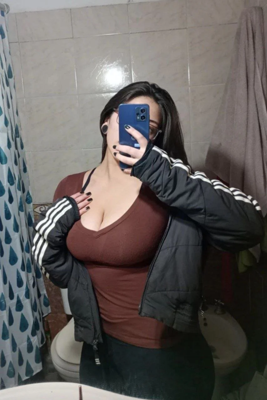 Hot big tit Latina MILF image 8