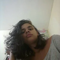 Ninfeta branquinha safada tocando siririca e mostrando os pe image 1