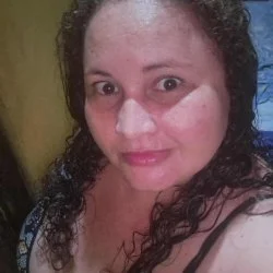 Ninfeta branquinha safada tocando siririca e mostrando os pe image 6