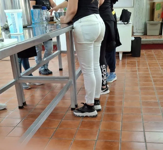 Culona en clases de cocina image 2