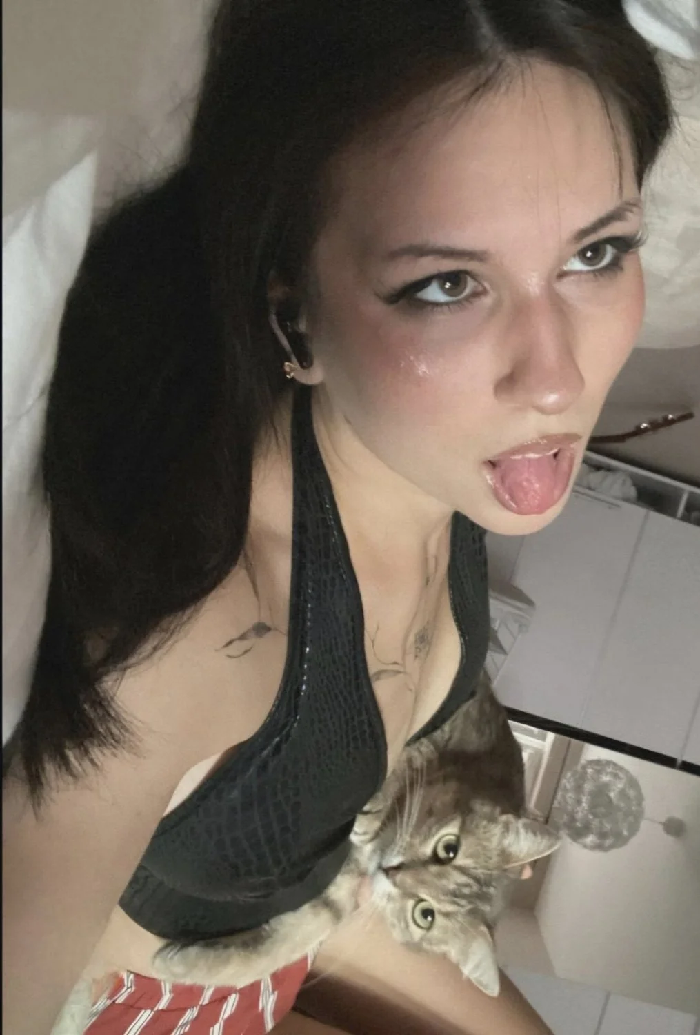 Teasing slut Alex likes to share her tight body image 2