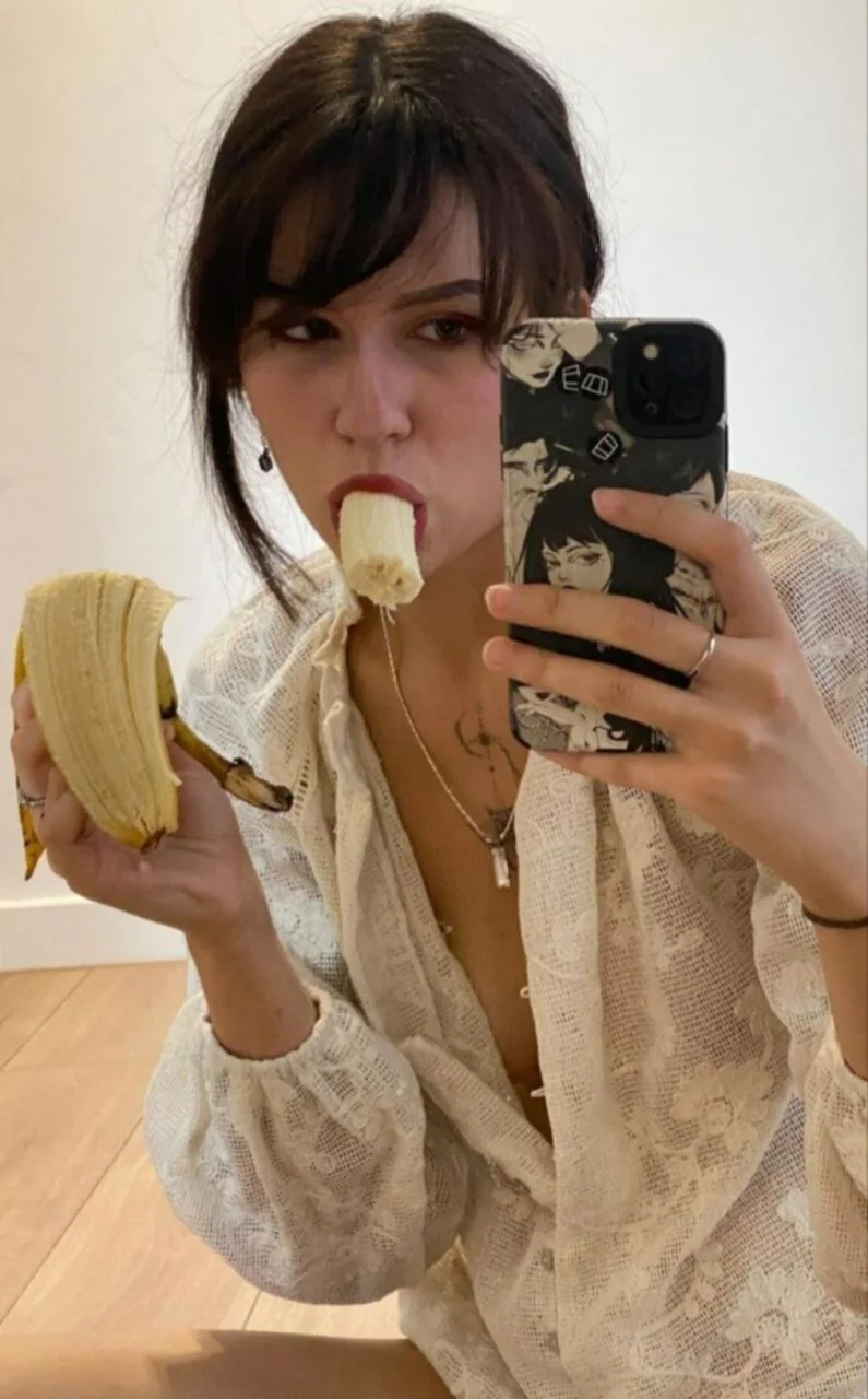 Teasing slut Alex likes to share her tight body image 6
