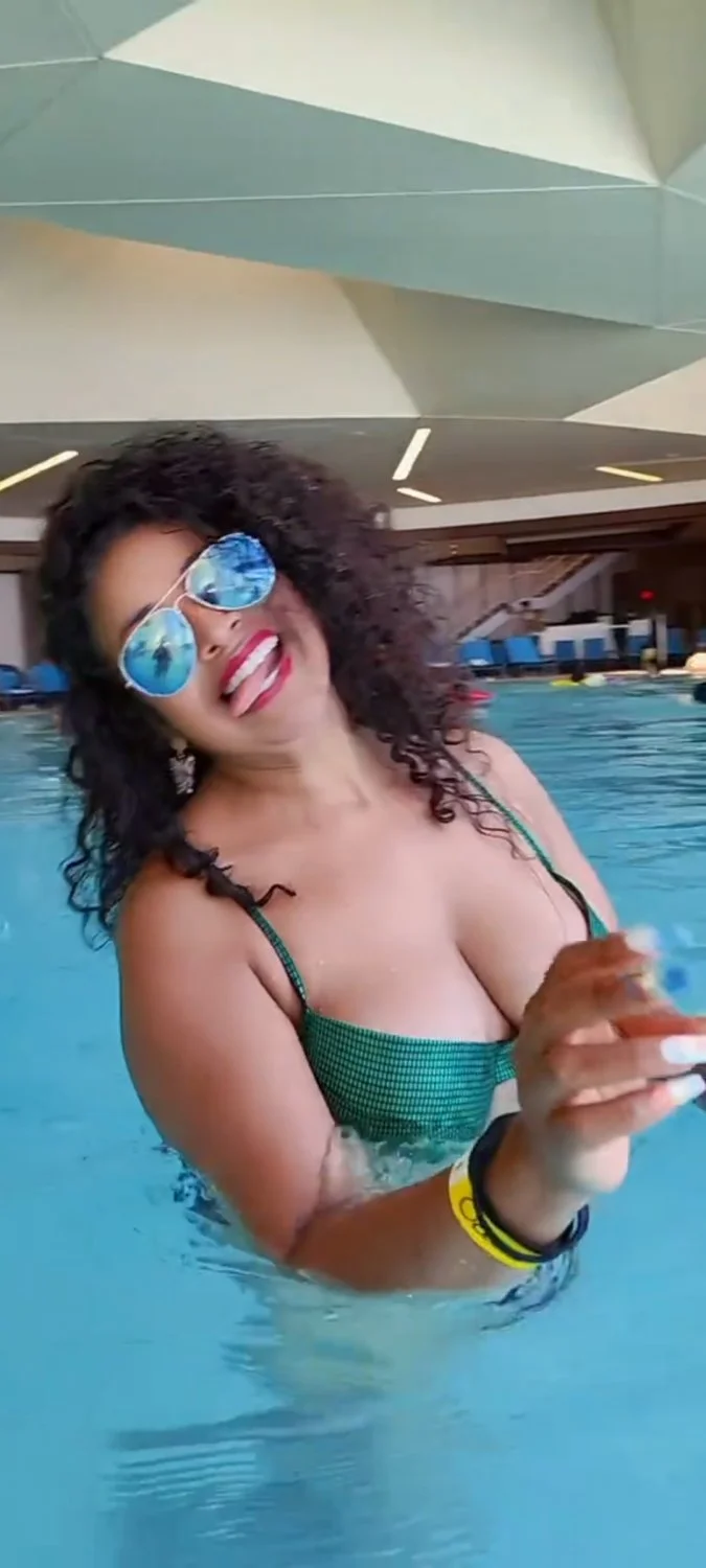 Milf latina ricas tetas main image