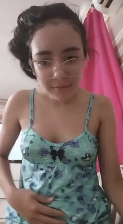 Novinha gostosa dançando e siriricando na live cover image