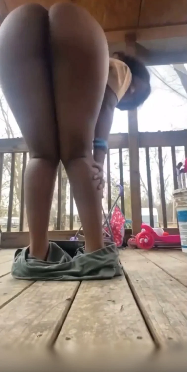 Ebony thot shaking ass why baby daddy inside the house image 2