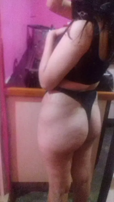 Que tal la chupa la madre soltera? Y que tal lo mueve de perrito? cover image