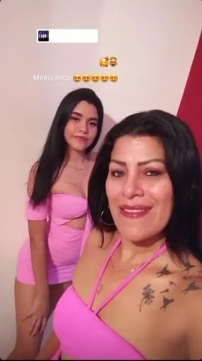 Novinha vaza com coroa se exibindo para os machos em live!!! novinha cover image