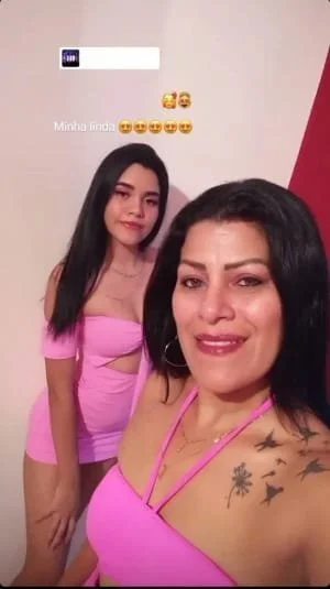 Novinha vaza com coroa se exibindo para os machos em live!!! novinha image 1