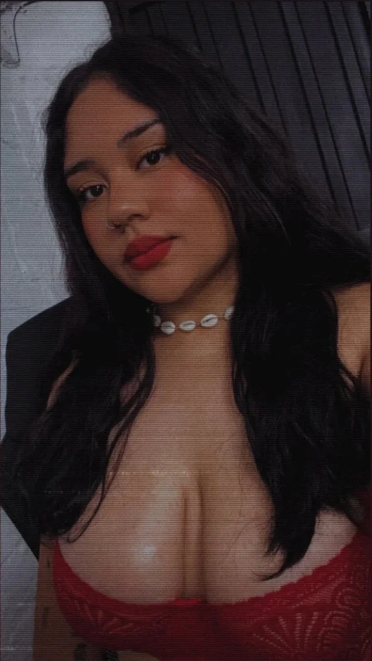 Gordita colombiana con enormes tetas image 2