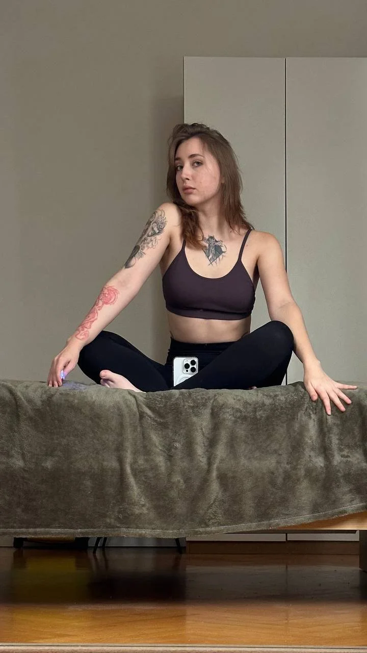 Perfect ass brunette Gym Teen image 2