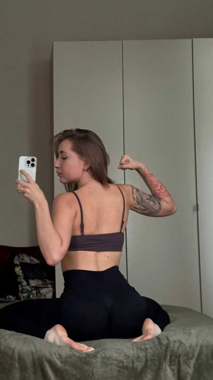 Perfect ass brunette Gym Teen image 3