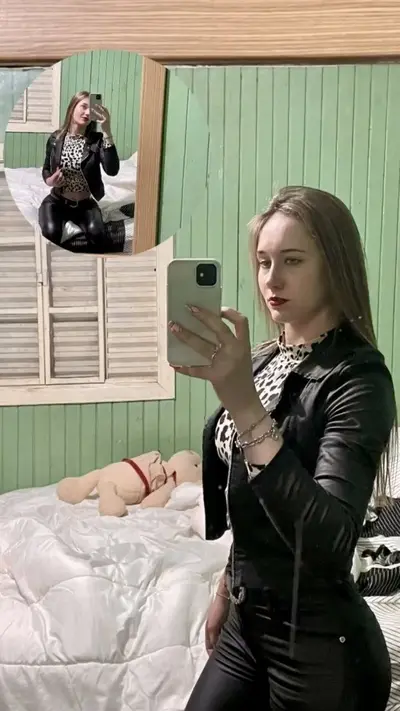 Novinha se exibindo na banheiro cover image