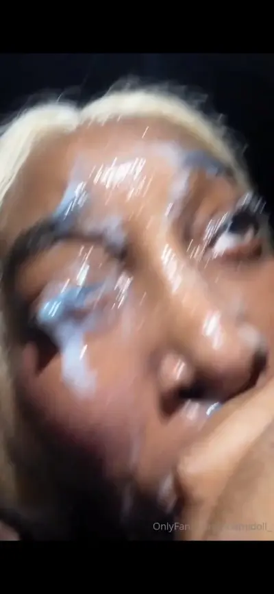 Putita morena hace una buena mamada y recibe gran facial cover image