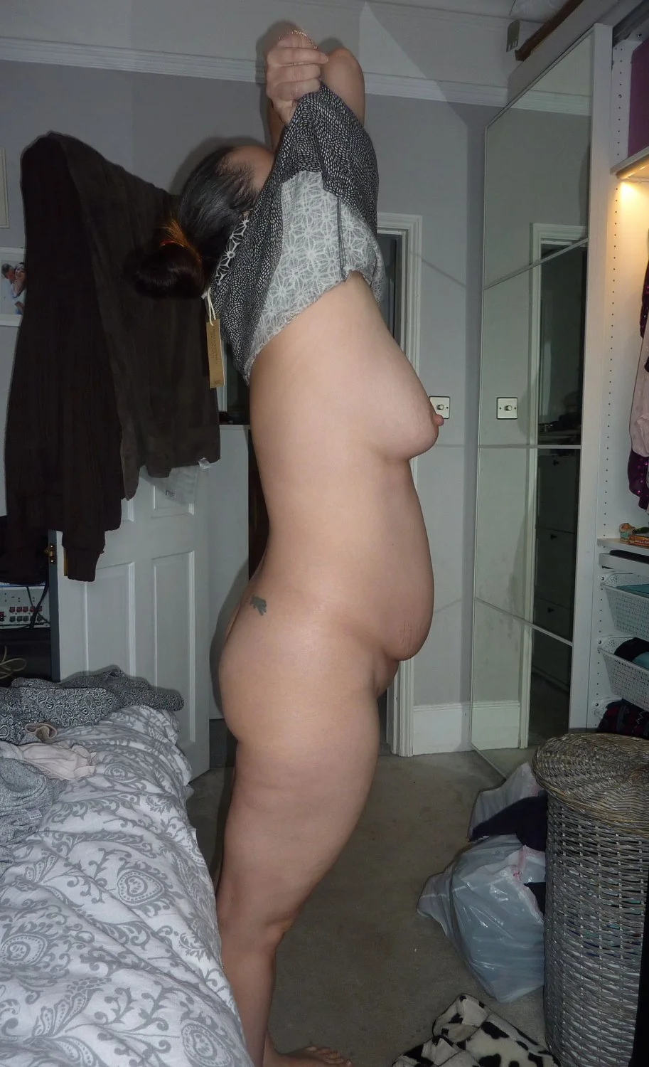 Unaware wife caught dressing image 19