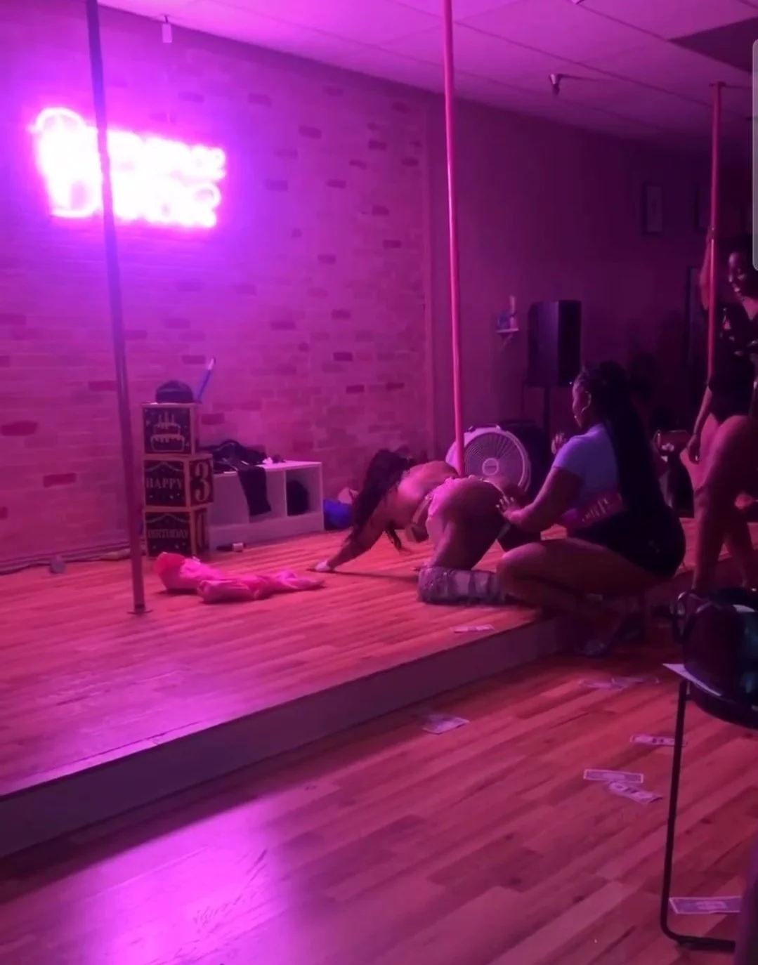 L.A. stripper thot performin shakin ASS image 2