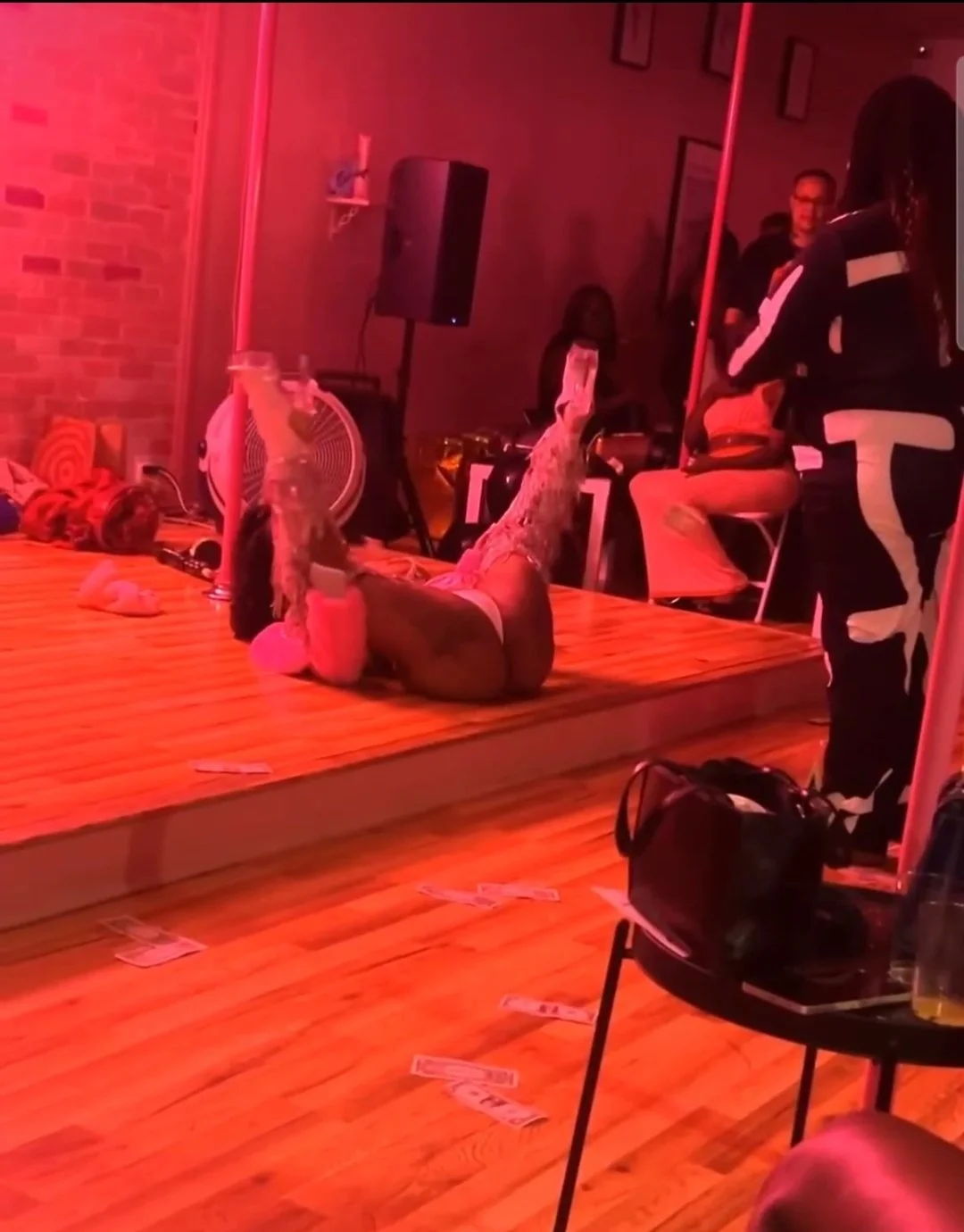 L.A. stripper thot performin shakin ASS image 3