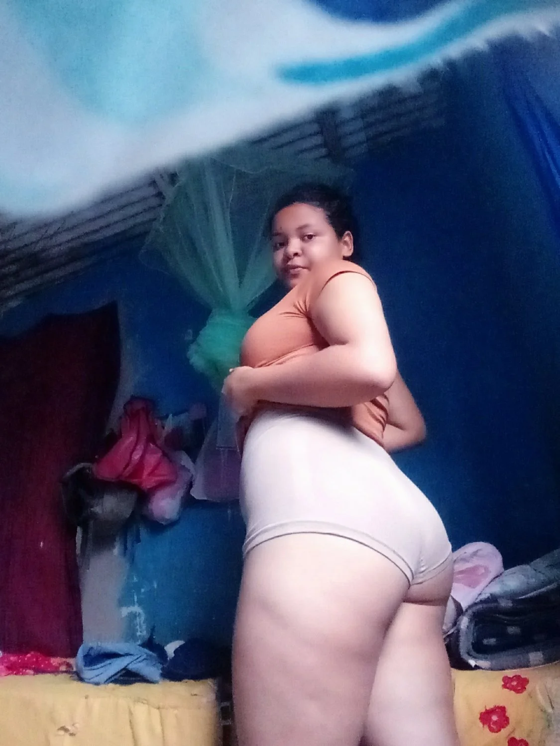 Q puta em main image