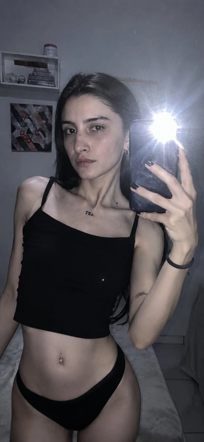 Novinha magrinha gótica image 2