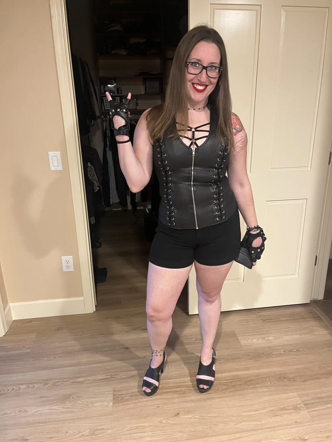 Slut Emily has a sweet cunt image 2