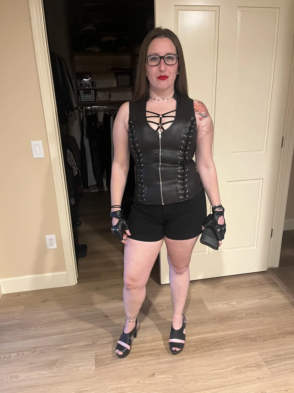 Slut Emily has a sweet cunt image 3
