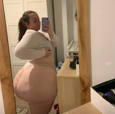 O cu dessa gordinha é tão grande, apenas um pau enorme pra satisfazer essa bunda enorme, Huge ass cover image