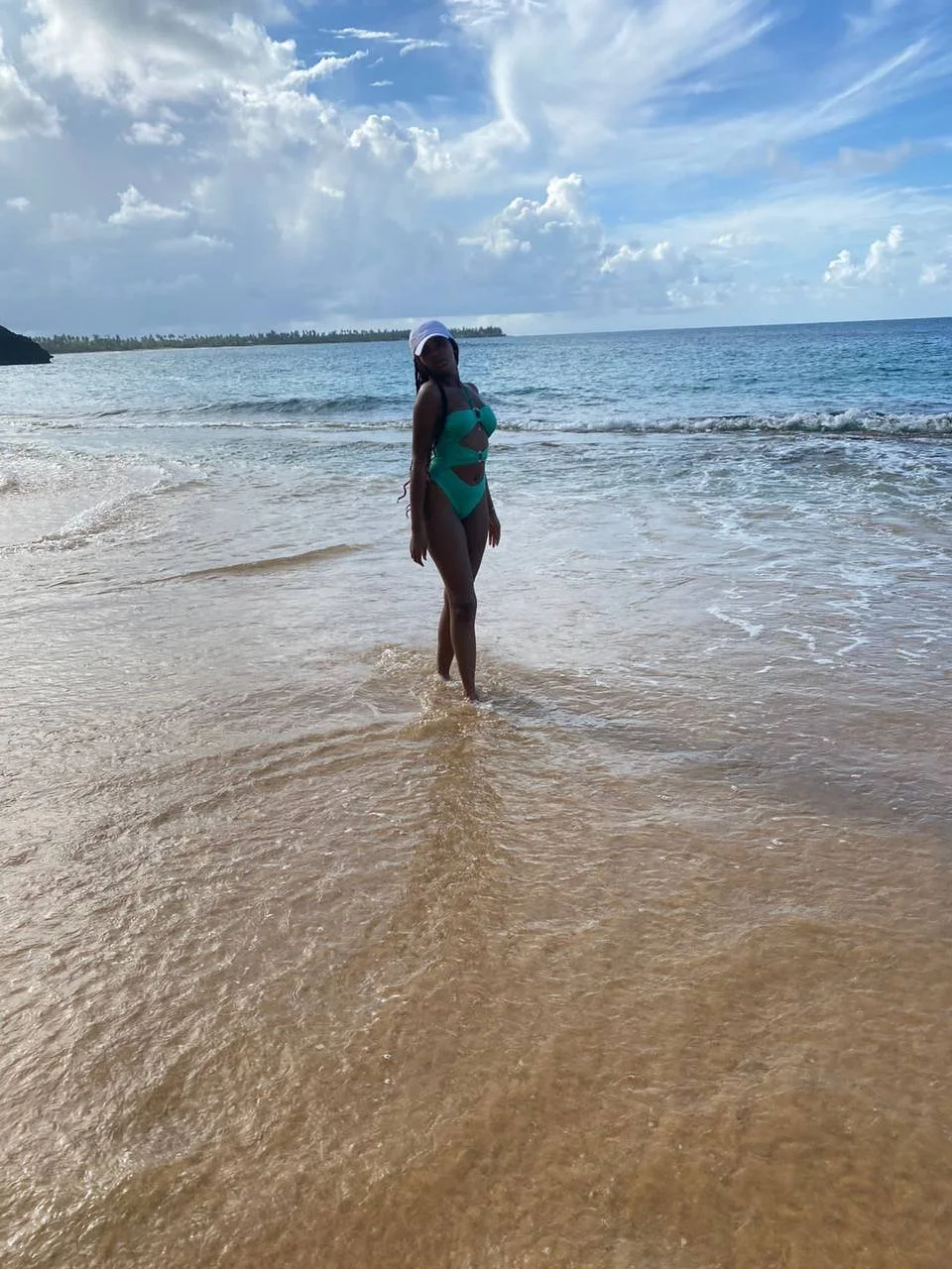 Dominicana desnuda image 28